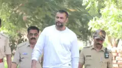 ಪ್ರದೋಷ್ ಮಾಫಿ ಸಾಕ್ಷಿ ಟೆನ್ಶನ್‌: ಕೋಪ, ಮಾನಸಿಕ ಒತ್ತಡ ತಣಿಸಿಕೊಳ್ಳಲು ಮಳೆಯಲ್ಲೇ ದರ್ಶನ್‌ ವಾಕಿಂಗ್‌!
