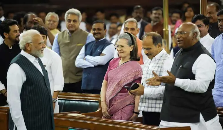 ''ನಿಮ್ಮ ಮನೆಯವರೇ ನಿಮ್ಮನ್ನು ಹೊಗಳಲ್ಲ...''; ಮಲ್ಲಿಕಾರ್ಜುನ ಖರ್ಗೆ ಶ್ಲಾಘಿಸಿ, ಗಾಂಧಿ ಪರಿವಾರಕ್ಕೆ ತಿವಿದ ಪ್ರಧಾನಿ ಮೋದಿ!