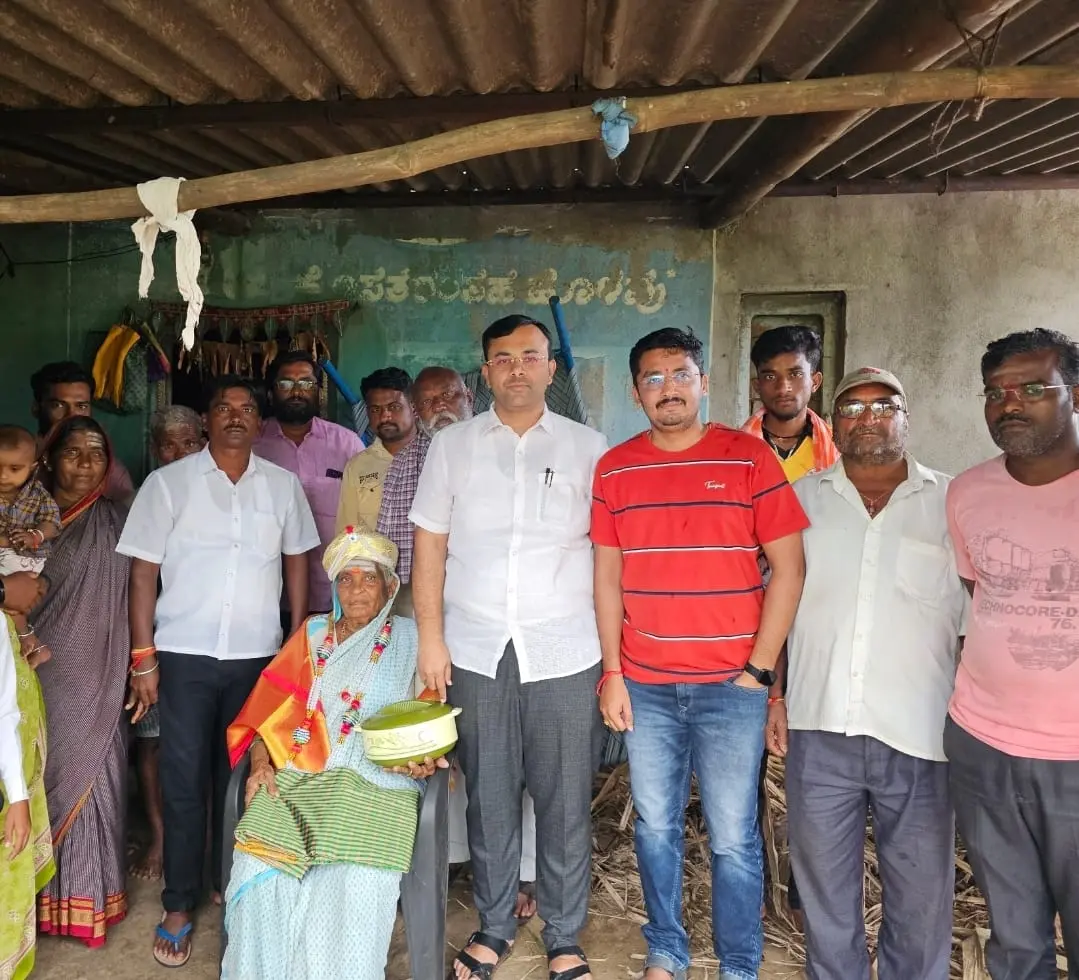 ಸಚಿವೆ ಲಕ್ಷ್ಮೀ ಹೆಬ್ಬಾಳಕರ್ ಸಾರ್ವಜನಿಕ ಸಂಪರ್ಕ ಅಧಿಕಾರಿ ಜೆ.ಬಿ.ಭಾಗೋಜಿಕೊಪ್ಪ ಮತ್ತು ತಂಡ ಸೂಸಟ್ಟಿ ಗ್ರಾಮಕ್ಕೆ ತೆರಳಿ ಅಕ್ಕತಾಯಿ ಅವರನ್ನು ಸನ್ಮಾನಿಸಿದರು.