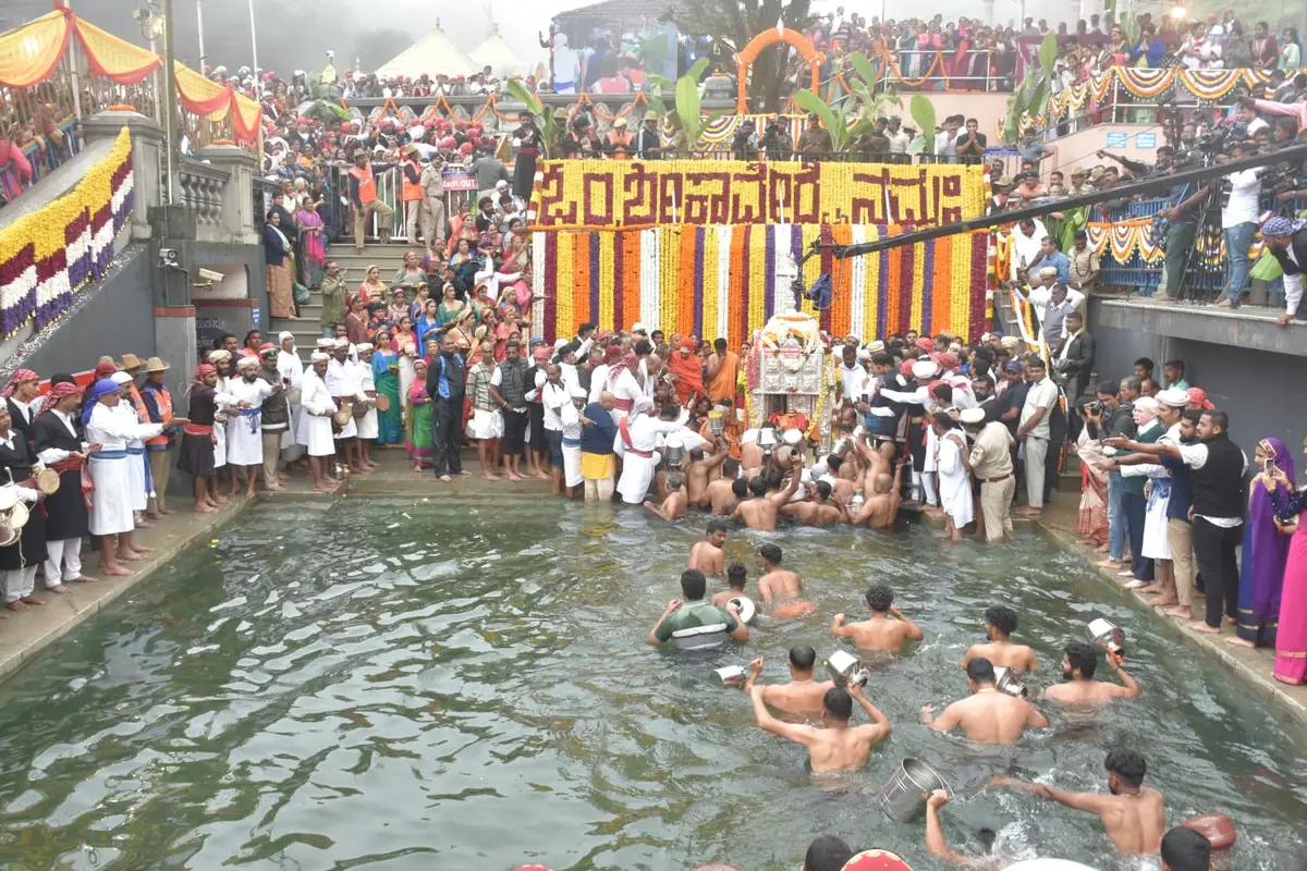 ತಲಕಾವೇರಿಯಲ್ಲಿ ಜೀವನದಿ ಕಾವೇರಿ ತೀರ್ಥೋದ್ಭವ: ಬ್ರಹ್ಮಕುಂಡಿಕೆಯಲ್ಲಿ ಭಕ್ತರಿಗೆ ತೀರ್ಥರೂಪಿಣಿಯಾಗಿ ದರ್ಶನ