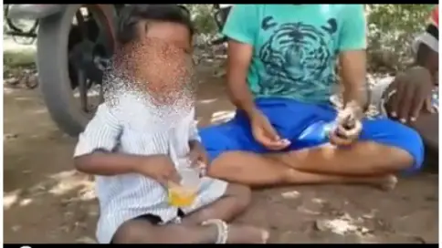 ೪ ವರ್ಷದ ಅಪ್ರಾಪ್ತನಿಗೆ ಮದ್ಯ ನೀಡಿದ ಯುವಕರು; ವಿಡಿಯೋ ಜಾಡು ಹಿಡಿದು ಇಬ್ಬರ ಬಂಧನ